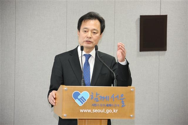 박겸수 강북구청장이 11일 서울시청 기자회견장에서 ‘4·19혁명 국민문화제 2018’ 행사에 대해 설명하고 있다.  강북구 제공