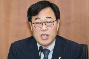청와대 “김기식 사퇴 고려 않는다” 엿새째 입장 고수