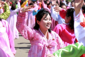 [포토] 北 경축 무도회 참석한 여성의 단아한 춤사위