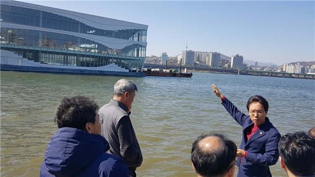 김광수 서울시의원이 지난 10일 강풍으로 한강공원 잠원 부근에서  상류로 떠내려간 수상구조물 현장을 찾아 살펴보고 있다.