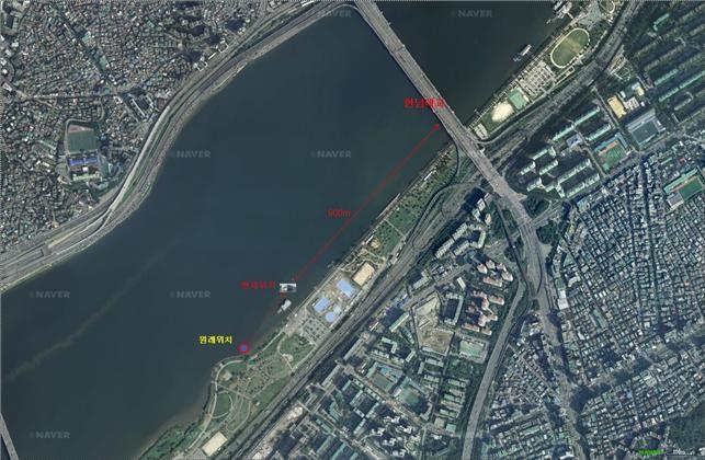 고정줄이 끊겨 강풍에 한강 상류로 300m 떠밀려 올라간 수상구조물 위치도.