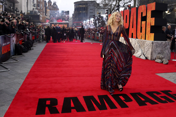스웨덴-캐나다인 배우 말린 애커맨이 11일(현지시간) 영국 런던 레스터 스퀘어에서 열린 영화 ‘램페이지(RAMPAGE, 2018)’의 유럽 프리미어에 참석해 레드카펫 위에서 포즈를 취하고 있다. AP 연합뉴스
