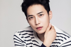 ‘46세 꽃중년’ 김원준, 샴푸 모델 발탁 “믿기지 않는 동안 외모”