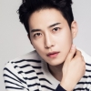 ‘46세 꽃중년’ 김원준, 샴푸 모델 발탁 “믿기지 않는 동안 외모”