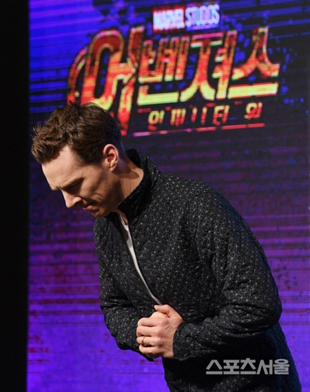 베네딕트 컴버배치 합장 논란