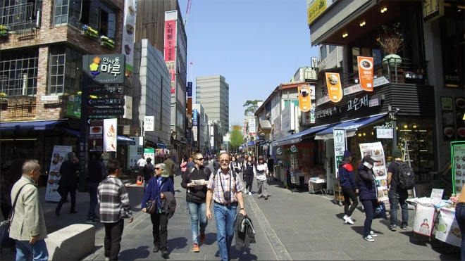 서울의 중심이자 전통과 문화의 거리인 인사동 길을 많은 내외국인들이 찾은 모습