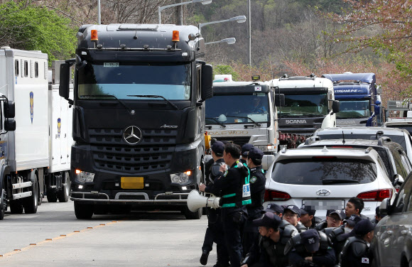 사드 기지 장비 빼낼 트레일러  12일 오후 사드(THAAD?고고도 미사일 방어체계) 기지에 트레일러가 줄지어 들어가고 있다. 사드 반대 주민 대표와 국방부는 이날 트레일러 12대를 사드 기지로 보내 작년 11월 반입한 포크레인, 불도저, 지게차 등을 빼내기로 했다. 2018.4.12연합뉴스