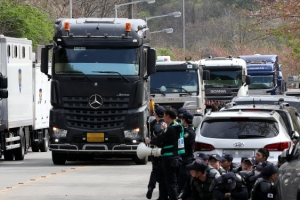 [포토] ‘사드 기지에 이어진 트레일러 줄’…지난해 반입 장비 반출