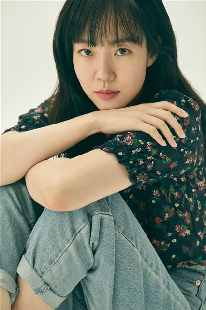 임수정을 대중들에게 뚜렷이 각인시킨 건 2004년 드라마 ‘미안하다, 사랑한다’였다. 하지만 17년간의 연기 생활 동안 드라마는 단 세 편만 찍고 영화에 무게를 둬 왔다. 그는 “과거엔 드라마의 작업 방식이 여유가 없어 따라가기 힘들었다. 그래서 영화를 선호한 것이지 굳이 드라마를 안 하려던 건 아니었다”고 했다.  명필름·CGV아트하우스 제공