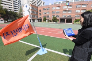 [논설위원의 사람 이슈 다보기] 이미 널리 쓰고 있는데… 정부 규제에 막힌 미세먼지 ‘간이측정기’