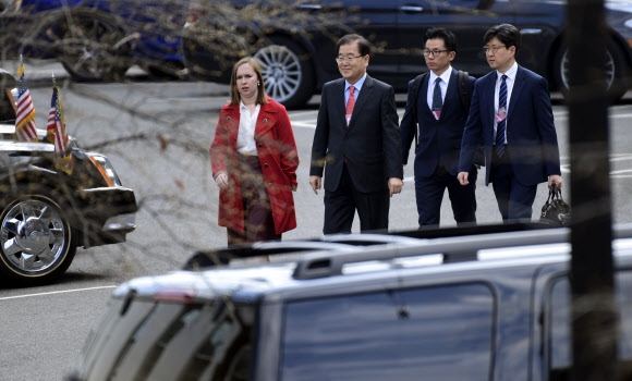 미국 워싱턴을 방문한 정의용(왼쪽 두 번째) 청와대 국가안보실장이 11일(현지시간) 수행원들과 함께 백악관 직원의 안내를 받으며 백악관 웨스트윙으로 걸어가고 있다. 이날 백악관 국가안보회의(NSC) 측과 예비 협의를 마친 정 실장은 12일 존 볼턴 신임 국가안보보좌관을 만나 남북, 북·미 정상회담에 관한 의견을 조율했다. 워싱턴 AP 연합뉴스