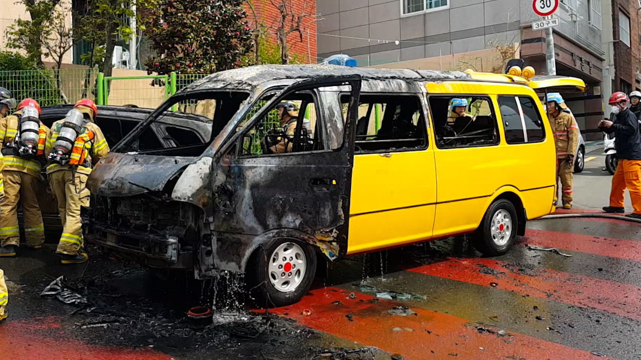 부산 북구 구포동의 도로를 달리던 어린이집 통학차량에 화재가 발생했다. 부산소방안전본부 제공.