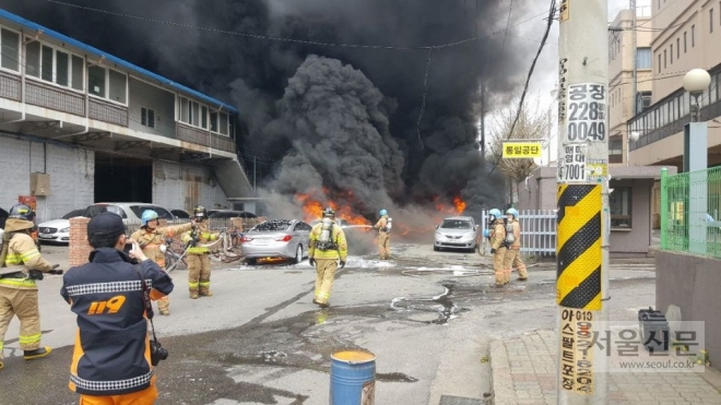 인천 서구 가좌동의 한 화학공장에서 큰불이 발생해 소방당국이 진화작업을 벌이고 있다.