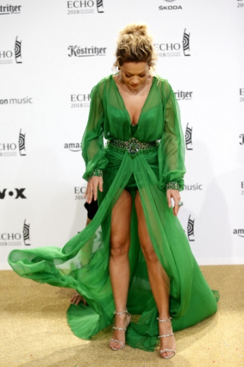 팝스타 리타 오라(Rita Ora)가 12일(현지시간) 독일 베를린에서 열린 ‘2018 에코 뮤직 어워즈(Echo Music Awards)’에 참석해 포즈를 취하고 있다.<br>AP 연합뉴스