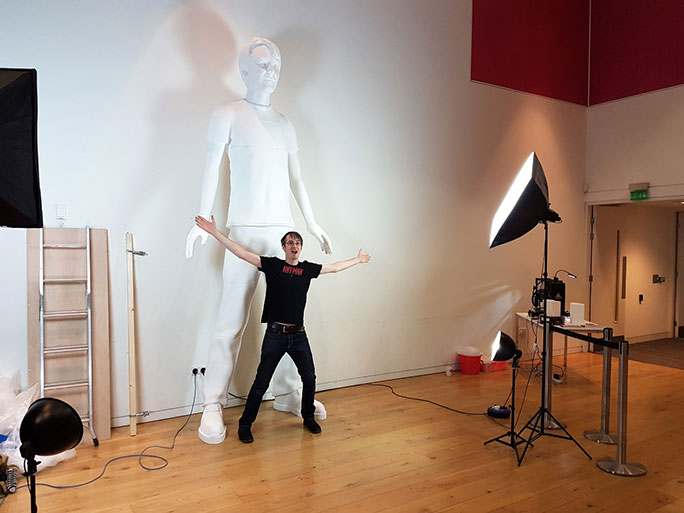 제임스 브루톤과 그가 3D 프린터로 만든 조각상. 기네스세계기록.
