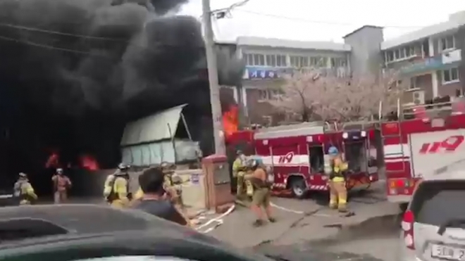 인천 가좌동 소재 이레화학공장 화재 진압 과정에서 소방차에 불이 옮겨 붙었다. 영상=시민제공.