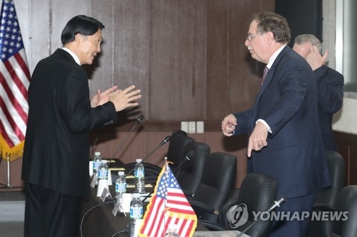 11일 오전 제주 서귀포시 제주국제평화센터에서 열린 제10차 한미 방위비분담특별협정 체결을 위한 2차 회의 시작 전 장원삼 외교부 한미 방위비분담협상 대표와 티모시 베츠 국무부 방위비분담협상 대표가 환담하고 있다. 2018.4.11 연합뉴스