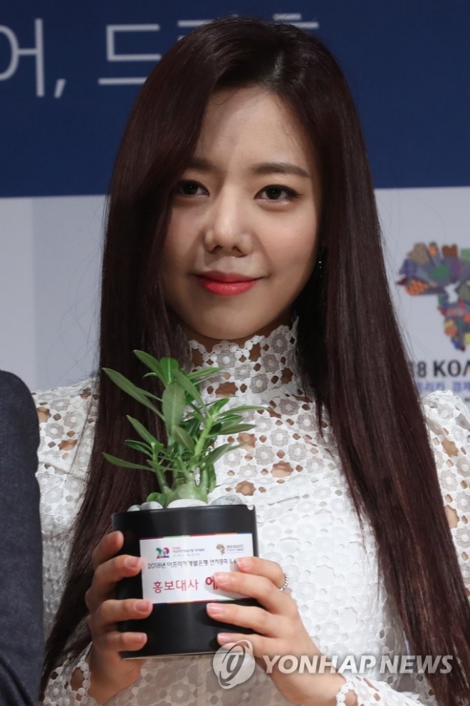 그룹 에이핑크의 김남주가 13일 오전 서울 종로구 KT스퀘어에서 열린 ‘2018년 아프리카개발은행 연차총회 & KOAFEC 홍보대사 위촉식’에서 포즈를 취하고 있다