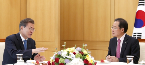 문재인 대통령이 13일 청와대 본관 회의실에서 홍준표(오른쪽) 자유한국당 대표와 만나 대화를 나누고 있다.  청와대 제공
