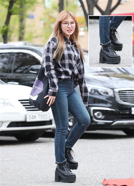 레드벨벳 웬디가 13일 오전 서울 여의도 KBS 신관 공개홀에서 열린 KBS2 ’뮤직뱅크’(뮤뱅) 리허설을 하기 위해 방송국으로 들어서고 있다.  뉴스1