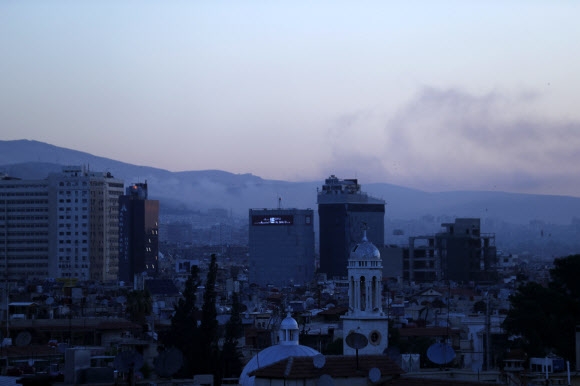 미국의 공습 이후 연기로 휩싸인 시리아 수도 다마스쿠스 2018.4.14  AP=연합뉴스