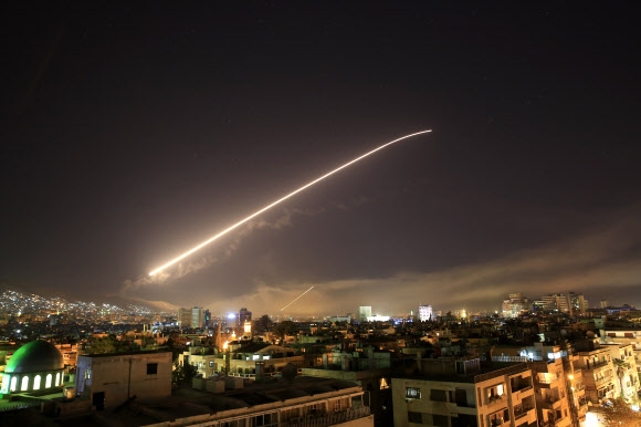 시리아 정부군이 14일 미국의 공습에 대응해 발사한 요격미사일이 어둠이 짙게 깔린 수도 다마스쿠스 상공을 가르고 있다.  다마스쿠스 AP 연합뉴스