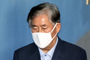 [포토] ‘반백의 머리, 흰색마스크’ 최경환 의원, 첫 공판 출석
