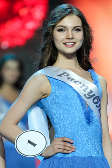 14일(현지시간) 러시아 모스크바에서 열린 ‘the 2018 Miss Russia National Beauty Contest’에 참가한 Yulia Polyachikhina 후보가 포즈를 취하고 있다. 타스 연합뉴스