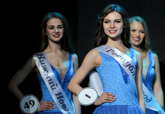 14일(현지시간) 러시아 모스크바에서 열린 ‘the 2018 Miss Russia National Beauty Contest’에 참가한 Yulia Polyachikhina(가운데) 후보가 포즈를 취하고 있다. 타스 연합뉴스