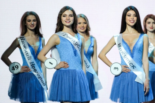 14일(현지시간) 러시아 모스크바에서 열린 ‘the 2018 Miss Russia National Beauty Contest’에 참가한 후보들이 포즈를 취하고 있다. 타스 연합뉴스