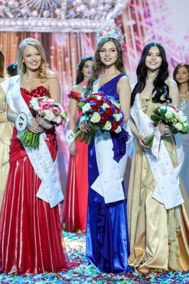 Yulia Polyachikhina(가운데)가 14일(현지시간) 러시아 모스크바에서 열린 ‘the 2018 Miss Russia National Beauty Contest’서 2018 미스 러시아 1위를 차지하고 기뻐하고 있다. 타스 연합뉴스
