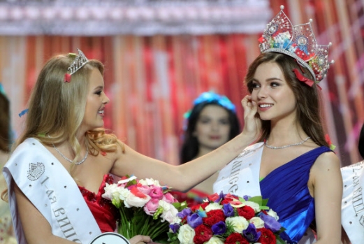 Yulia Polyachikhina가 14일(현지시간) 러시아 모스크바에서 열린 ‘the 2018 Miss Russia National Beauty Contest’서 2018 미스 러시아 1위를 차지하고 눈물을 흘리고 있다. 타스 연합뉴스