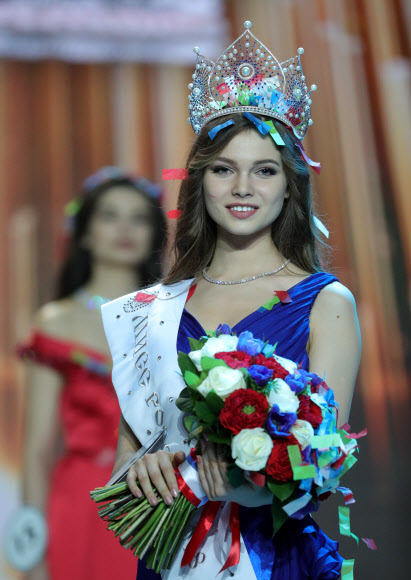 Yulia Polyachikhina가 14일(현지시간) 러시아 모스크바에서 열린 ‘the 2018 Miss Russia National Beauty Contest’서 2018 미스 러시아 1위를 차지하고 기뻐하고 있다. 타스 연합뉴스