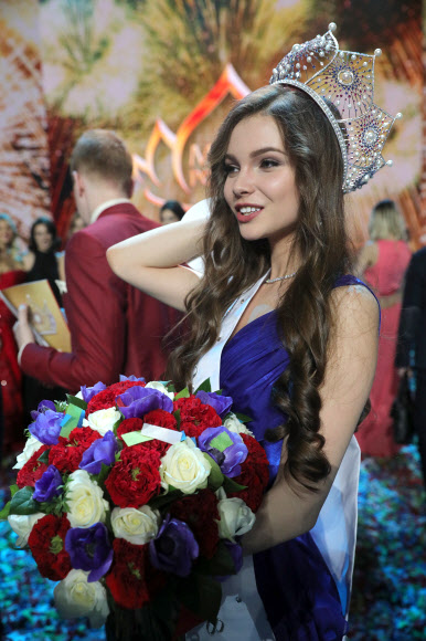 Yulia Polyachikhina가 14일(현지시간) 러시아 모스크바에서 열린 ‘the 2018 Miss Russia National Beauty Contest’서 2018 미스 러시아 1위를 차지하고 기뻐하고 있다. 타스 연합뉴스