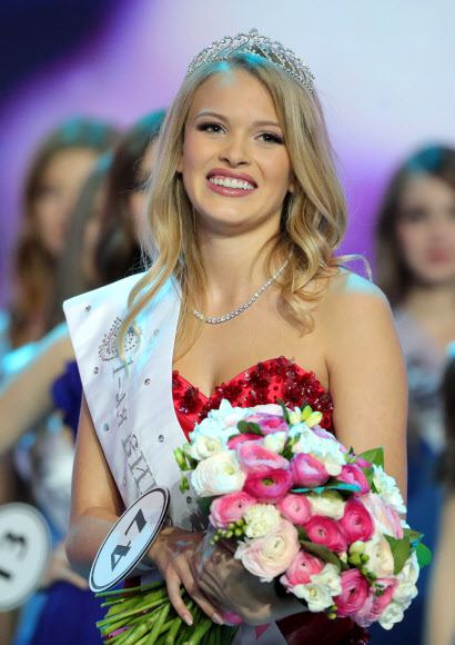 Violetta Tyurkina가 14일(현지시간) 러시아 모스크바에서 열린 ‘the 2018 Miss Russia National Beauty Contest’서 2018 미스 러시아 2위를 차지하고 기뻐하고 있다. 타스 연합뉴스