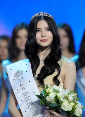 Natalia Stroyeva가 14일(현지시간) 러시아 모스크바에서 열린 ‘the 2018 Miss Russia National Beauty Contest’서 2018 미스 러시아 3위를 차지하고 기뻐하고 있다. 타스 연합뉴스