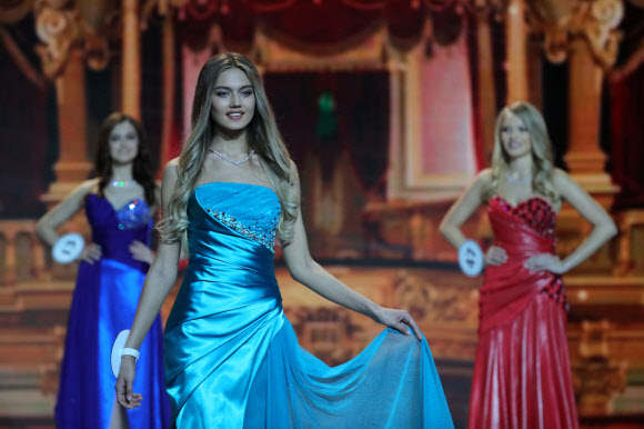 14일(현지시간) 러시아 모스크바에서 열린 ‘the 2018 Miss Russia National Beauty Contest’에 참가한 후보들이 포즈를 취하고 있다. 타스 연합뉴스
