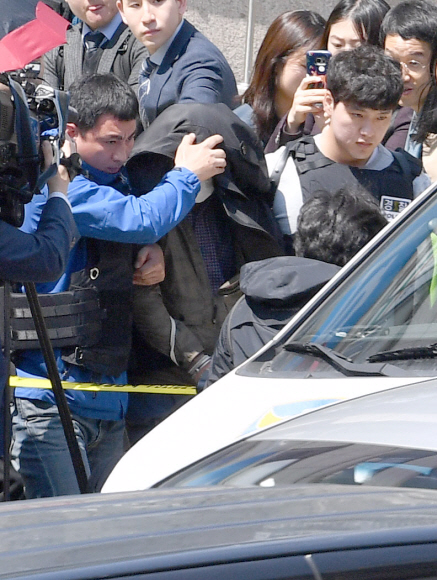 16일 인질극이 발생한 서울 마포구 승희빌딩에서 용의자가 검거되고 있다. 2018.4.16 박지환기자 popocar@seoul.co.kr