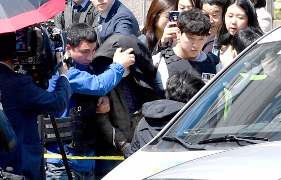 16일 인질극이 발생한 서울 마포구 승희빌딩에서 용의자가 검거되고 있다. 2018.4.16 박지환기자 popocar@seoul.co.kr