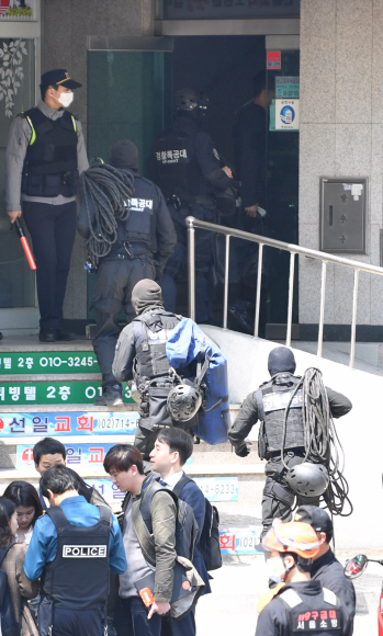 16일 인질극이 발생한 서울 마포구 승희빌딩에서 경찰특공대원들이 진압장비를 반입하고 있다. 2018.4.16 박지환기자 popocar@seoul.co.kr