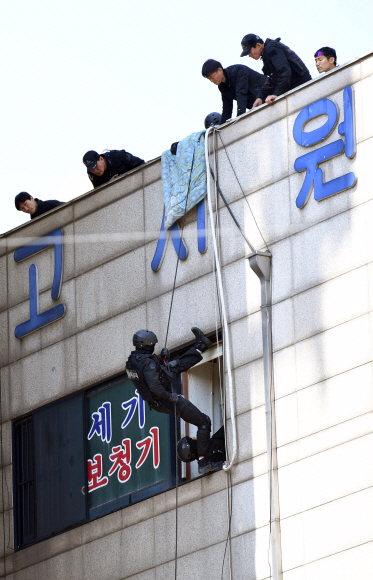 16일 인질극이 발생한 서울 마포구 승희빌딩에서 경찰특공대원들이 레펠을 이용해 진압작전을 펼치고 있다. 2018.4.16 박지환기자 popocar@seoul.co.kr
