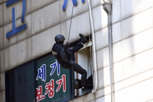 [포토] ‘요양원 난동 노숙인’ 경찰특공대 진압작전