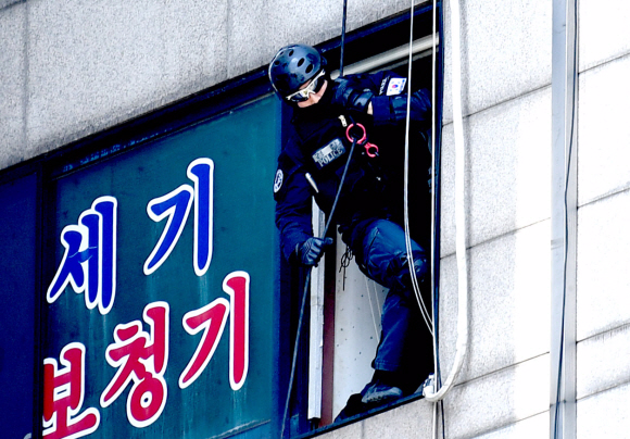 16일 인질극이 발생한 서울 마포구 승희빌딩에서 경찰특공대원들이 레펠을 이용해 진압작전을 펼치고 있다. 2018.4.16 박지환기자 popocar@seoul.co.kr