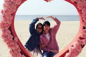 미나♥류필립, 결혼 앞두고 부산 여행 ‘다정한 하트 포즈’