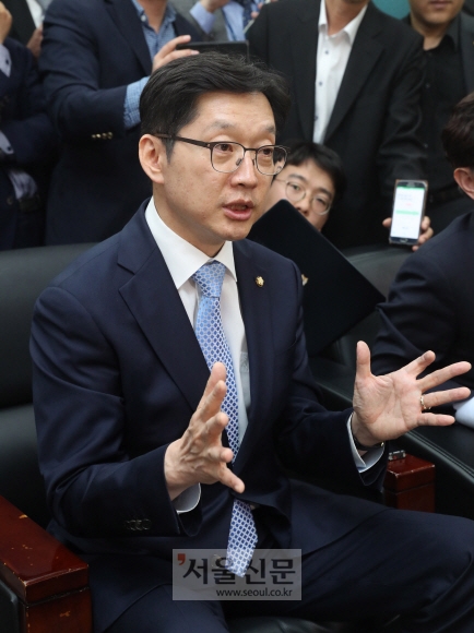 인터넷 댓글 조작 사건에 관여한 의혹을 받고 있는 김경수 더불어민주당 의원이 16일 오후 서울 여의도 국회 대변인실에서 기자들의 질문에 답하고 있다.  이종원 선임기자 jongwon@seoul.co.kr