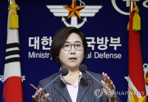 브리핑하는 최현수 국방부 대변인. 연합뉴스 자료사진
