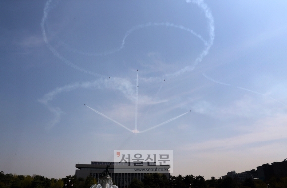 대한민국 공군 특수비행팀 블랙이글스가 17일 서울 여의도 국회 상공을 비행하고 있다. 이번 비행은 21일 태권도 ‘평화의 함성’ 행사를 위한 축하비행의 사전 비행으로 펼쳐졌다. 2018.4.17.     이종원 선임기자 jongwon@seoul.co.kr