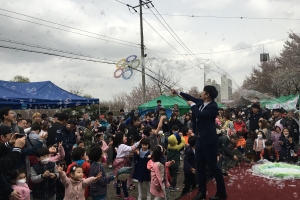 “풍선카툰쇼와 어쿠스틱보컬 공연 흥겨워요” 김포 버스킹 ‘첫선’