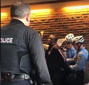 미국 필라델피아의 한 스타벅스 매장서 흑인 남성을 체포하는 경찰관 [유튜브 영상 캡처] 연합뉴스