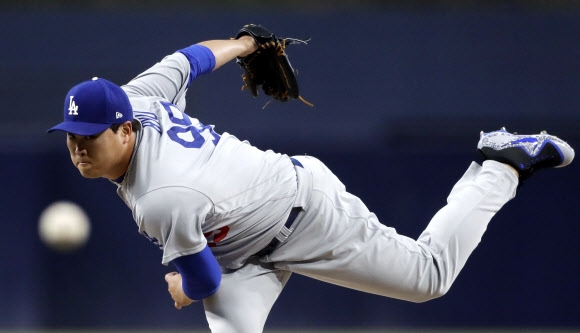 LA 다저스의 류현진이 16일(현지시간)  미국 캘리포니아주 샌디에이고 펫코파크에서 열린 2018 미국프로야구 메이저리그(MLB) 샌디에이고 파드리스와의 경기에서 역투하고 있다. AP 연합뉴스